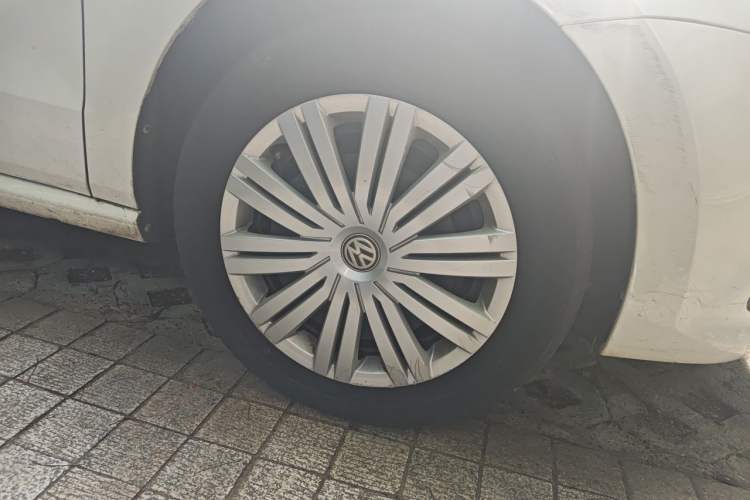 Used Volkswagen Polo 2016 1.6L Automatic Comfort Model Right Front Wheel Hub