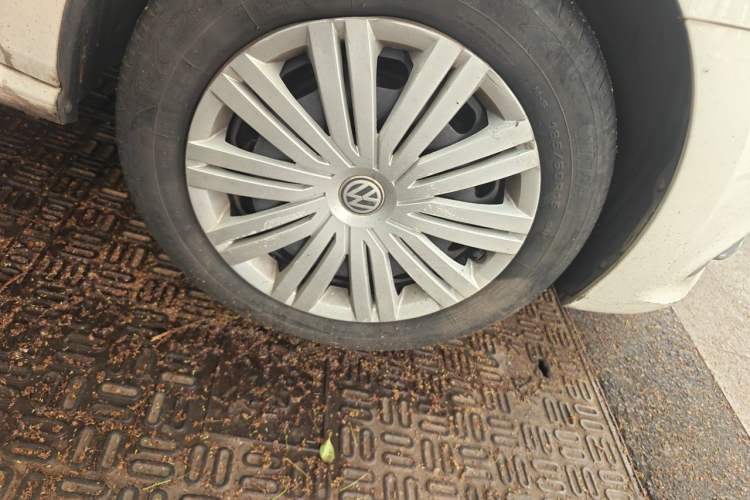 Used Volkswagen Polo 2016 1.6L Automatic Comfort Model Right Front Wheel Hub