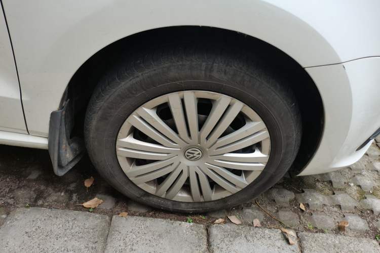 Used Volkswagen Polo 2016 1.6L Automatic Comfort Model Right Front Wheel Hub