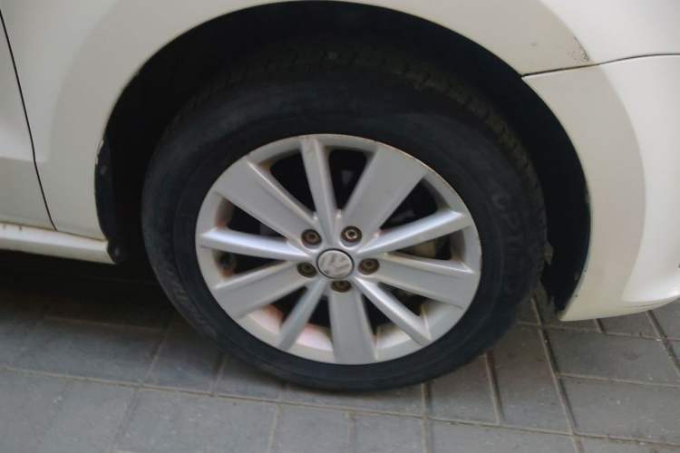 Used Volkswagen Polo 2016 1.6L Automatic Comfort Model Right Front Wheel Hub