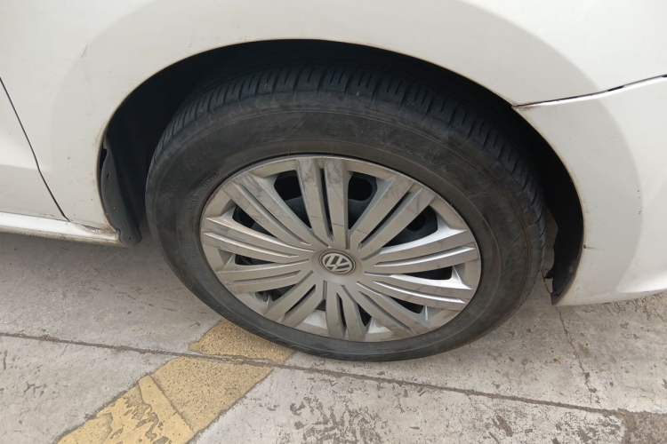 Used Volkswagen Polo 2016 1.6L Automatic Comfort Model Right Front Wheel Hub