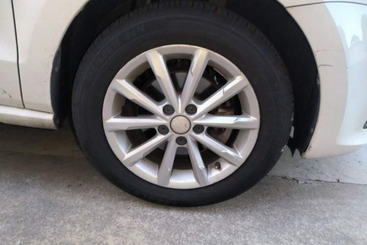 Used Volkswagen Polo 2016 1.6L Automatic Comfort Model Right Front Wheel Hub