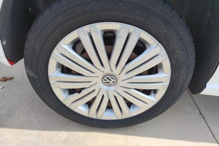 Used Volkswagen Polo 2016 1.6L Automatic Comfort Model Right Rear Wheel Hub