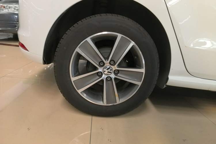Used Volkswagen Polo 2016 1.6L Automatic Comfort Model Right Rear Wheel Hub