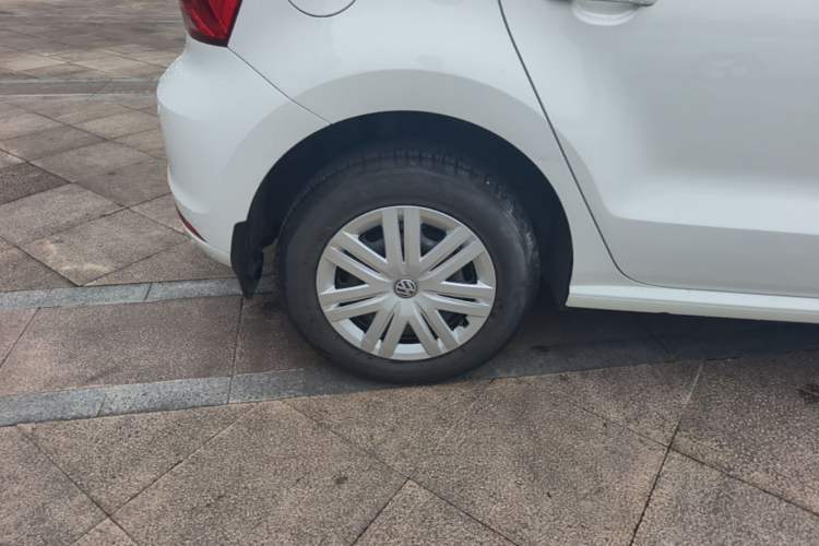 Used Volkswagen Polo 2016 1.4L Manual Fashion Model Right Rear Wheel Hub