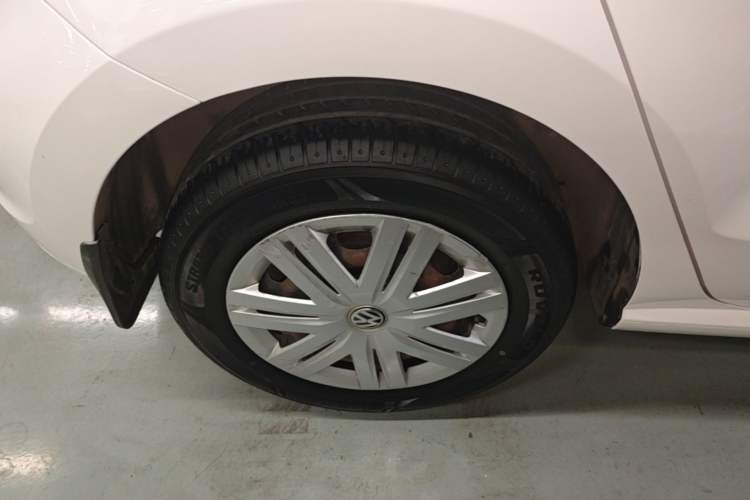 Used Volkswagen Polo 2016 1.4L Manual Fashion Model Right Rear Wheel Hub