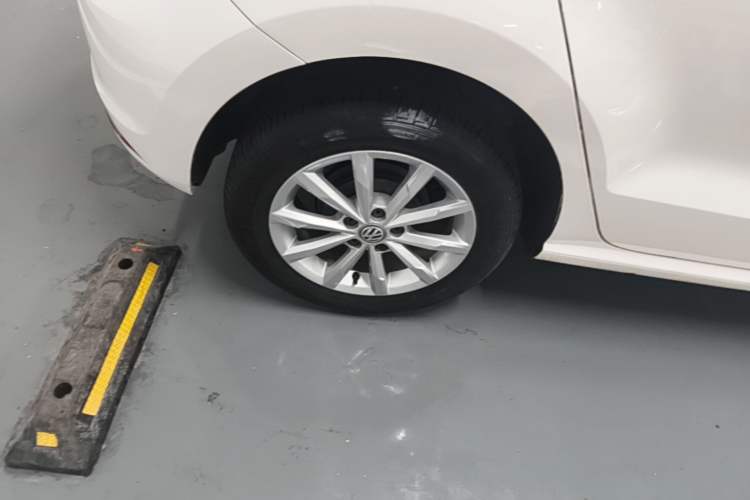 Used Volkswagen Polo 2016 1.6L Automatic Luxury Model Right Rear Wheel Hub