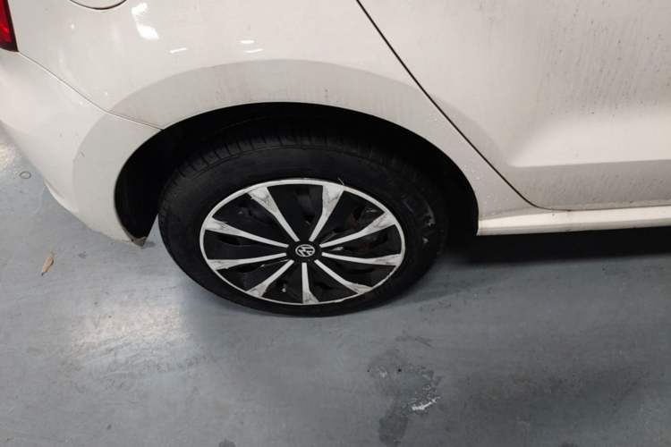 Used Volkswagen Polo 2016 1.6L Automatic Comfort Model Right Rear Wheel Hub