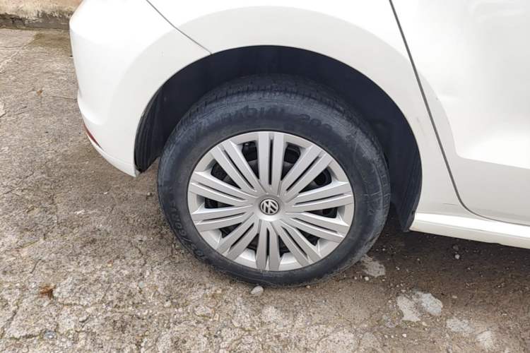 Used Volkswagen Polo 2016 1.6L Automatic Comfort Model Right Rear Wheel Hub