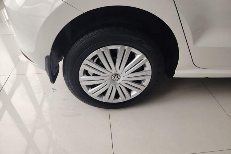 Used Volkswagen Polo 2016 1.6L Automatic Comfort Model Right Rear Wheel Hub