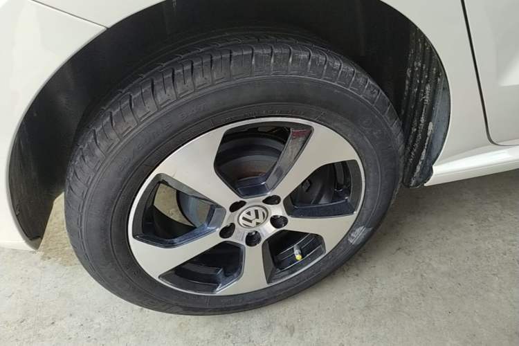 Used Volkswagen Polo 2016 1.6L Automatic Comfort Model Right Rear Wheel Hub