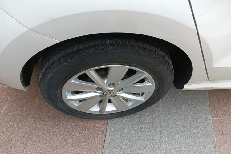 Used Volkswagen Polo 2016 1.6L Automatic Comfort Model Right Rear Wheel Hub