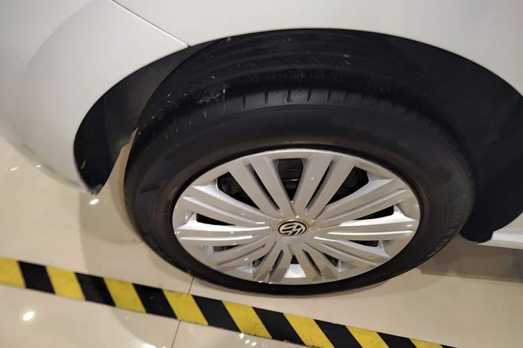 Used Volkswagen Polo 2016 1.6L Automatic Comfort Model Right Rear Wheel Hub