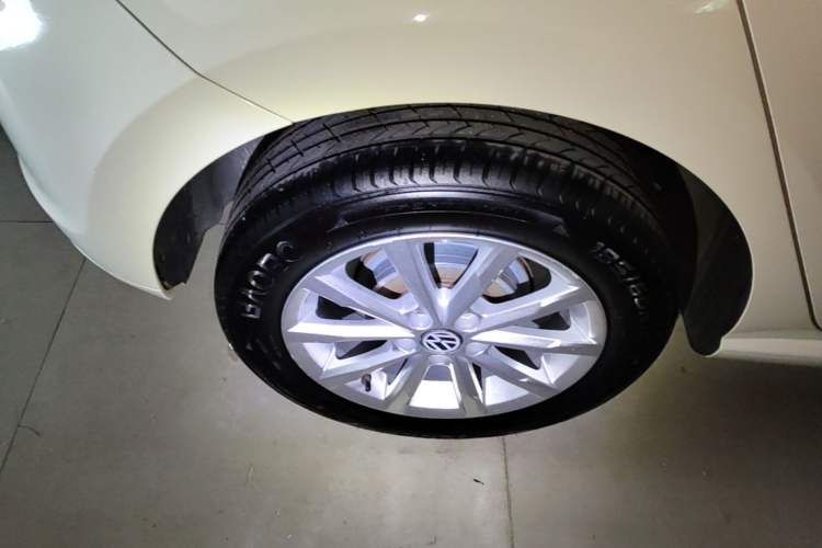 Used Volkswagen Polo 2016 1.6L Automatic Comfort Model Right Rear Wheel Hub