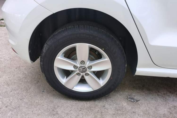Used Volkswagen Polo 2016 1.4L Manual Fashion Model Right Rear Wheel Hub