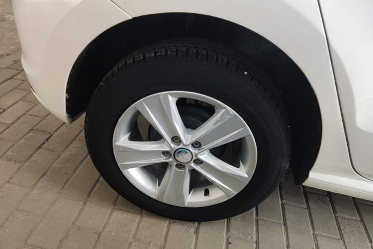 Used Volkswagen Polo 2016 1.6L Automatic Comfort Model Right Rear Wheel Hub