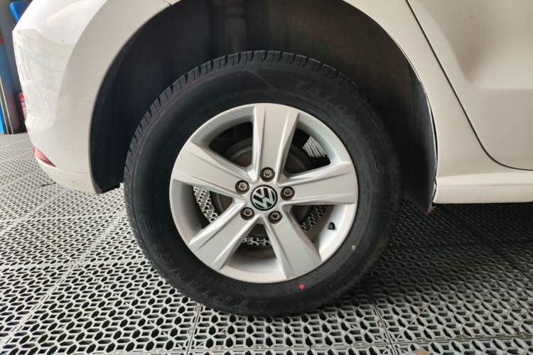 Used Volkswagen Polo 2016 1.4L Manual Fashion Model Right Rear Wheel Hub
