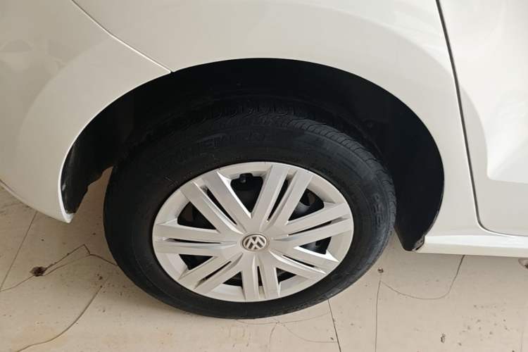 Used Volkswagen Polo 2016 1.4L Manual Fashion Model Right Rear Wheel Hub