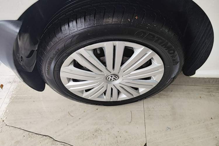 Used Volkswagen Polo 2016 1.6L Automatic Comfort Model Right Rear Wheel Hub