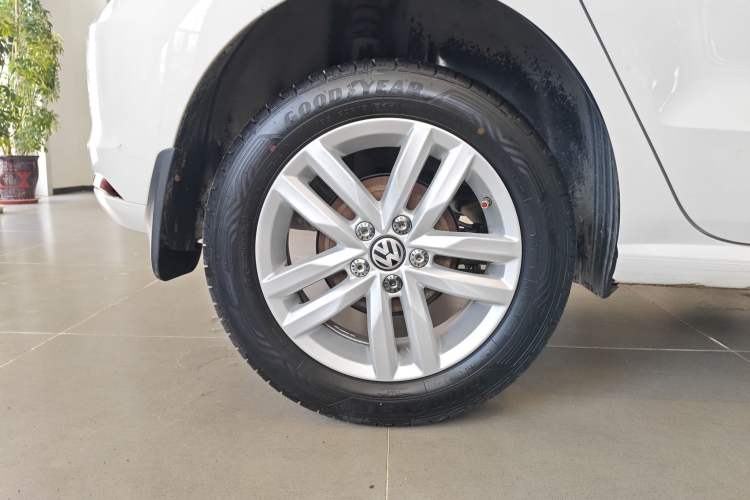 Used Volkswagen Polo 2016 1.6L Automatic Comfort Model Right Rear Wheel Hub
