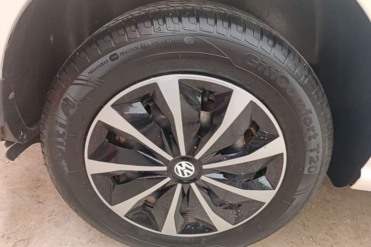 Used Volkswagen Polo 2016 1.4L Manual Fashion Model Right Rear Wheel Hub
