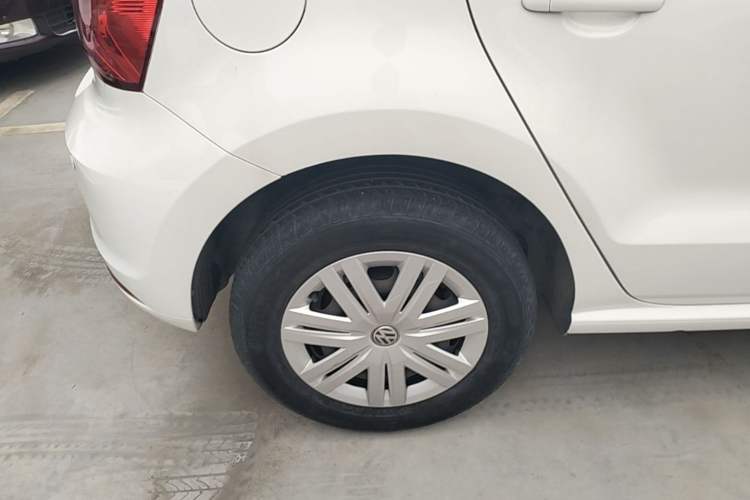 Used Volkswagen Polo 2016 1.4L Manual Fashion Model Right Rear Wheel Hub
