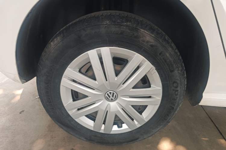 Used Volkswagen Polo 2016 1.4L Manual Fashion Model Right Rear Wheel Hub