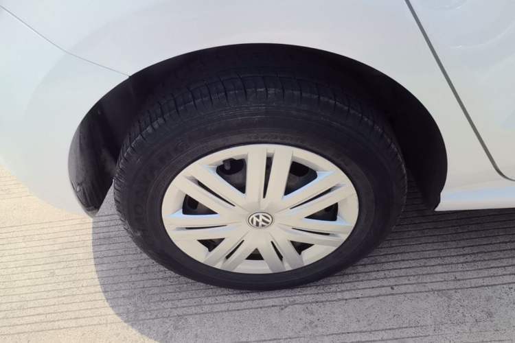 Used Volkswagen Polo 2016 1.4L Manual Fashion Model Right Rear Wheel Hub