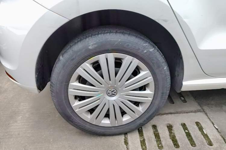 Used Volkswagen Polo 2016 1.6L Automatic Comfort Model Right Rear Wheel Hub