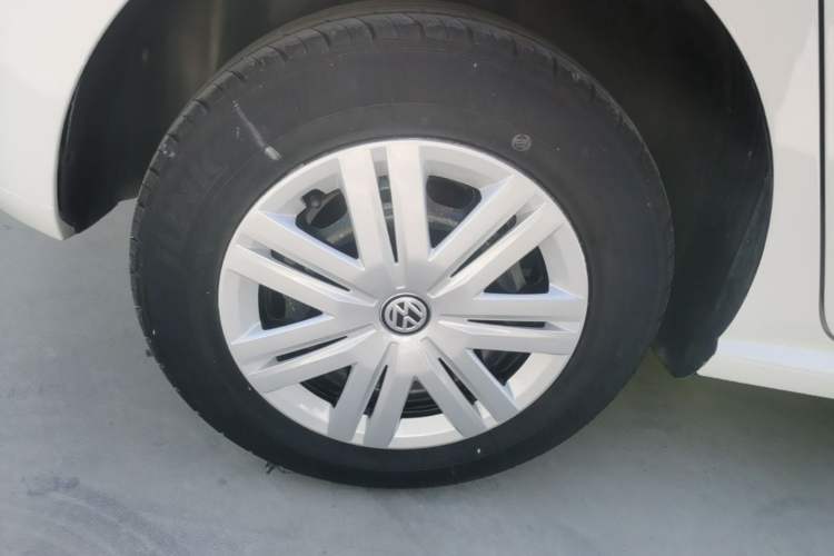Used Volkswagen Polo 2016 1.4L Manual Fashion Model Right Rear Wheel Hub