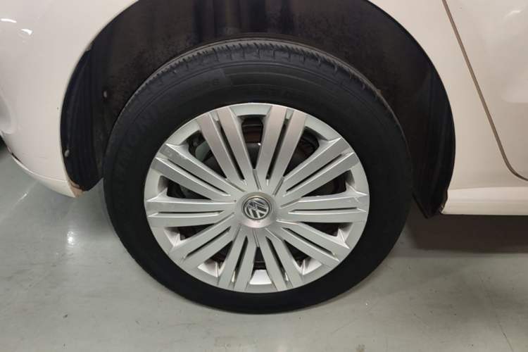 Used Volkswagen Polo 2016 1.6L Automatic Comfort Model Right Rear Wheel Hub