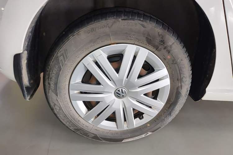 Used Volkswagen Polo 2016 1.4L Manual Fashion Model Right Rear Wheel Hub