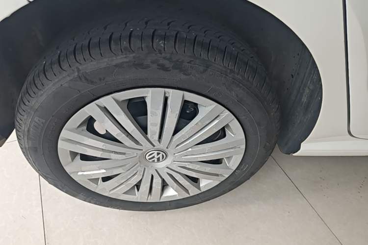 Used Volkswagen Polo 2016 1.6L Automatic Comfort Model Right Rear Wheel Hub