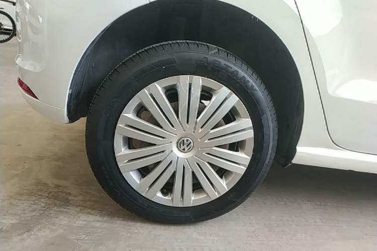 Used Volkswagen Polo 2016 1.6L Automatic Comfort Model Right Rear Wheel Hub