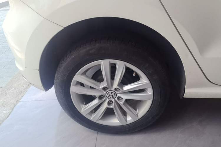 Used Volkswagen Polo 2016 1.6L Automatic Comfort Model Right Rear Wheel Hub