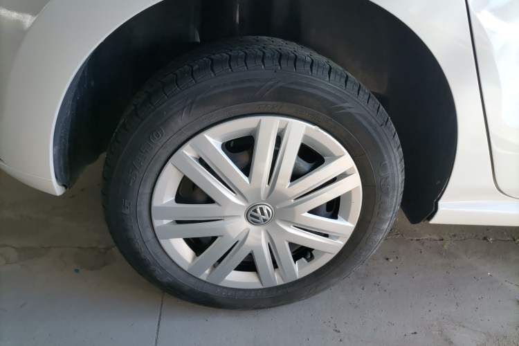 Used Volkswagen Polo 2016 1.4L Manual Fashion Model Right Rear Wheel Hub