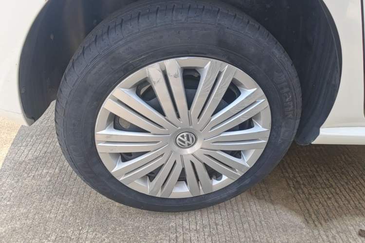 Used Volkswagen Polo 2016 1.6L Automatic Comfort Model Right Rear Wheel Hub