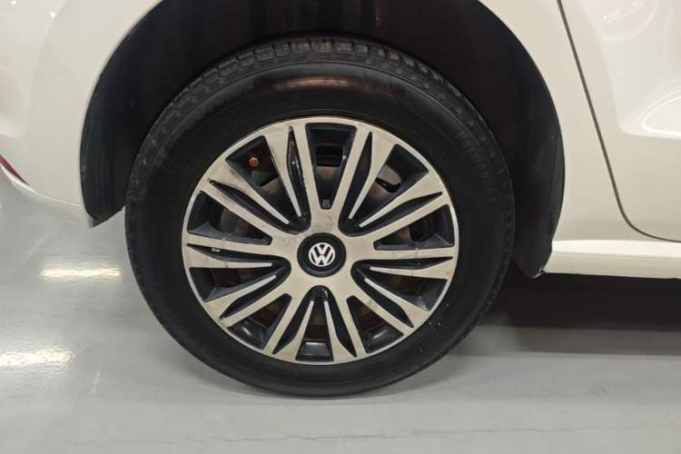 Used Volkswagen Polo 2016 1.6L Automatic Comfort Model Right Rear Wheel Hub