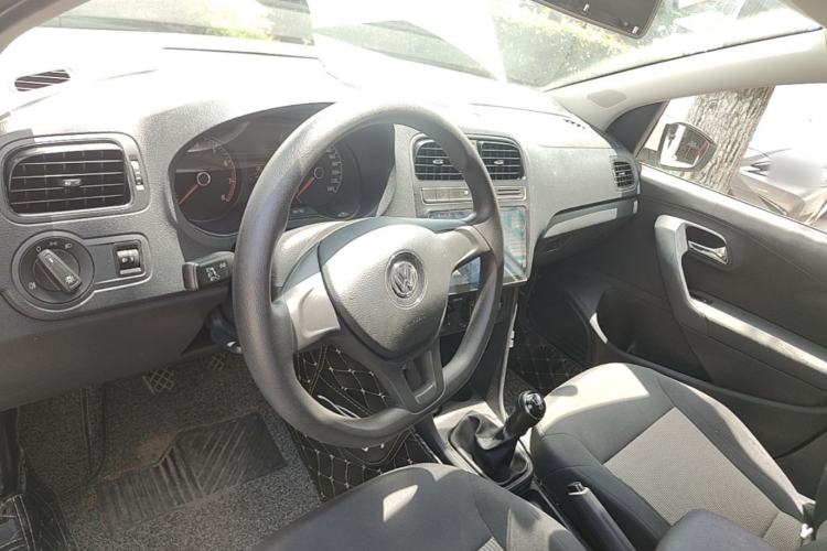 Used Volkswagen Polo 2016 1.4L Manual Fashion Model Steering Wheel