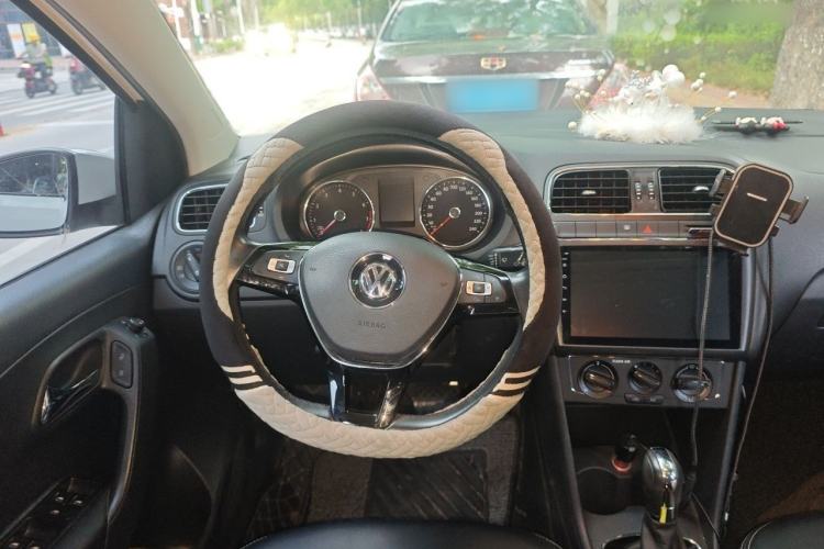 Used Volkswagen Polo 2016 1.6L Automatic Comfort Model Steering Wheel
