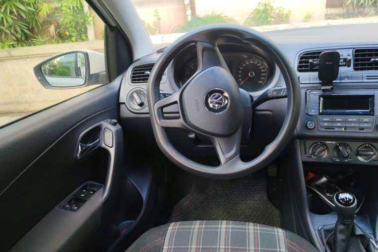 Used Volkswagen Polo 2016 1.4L Manual Fashion Model Steering Wheel