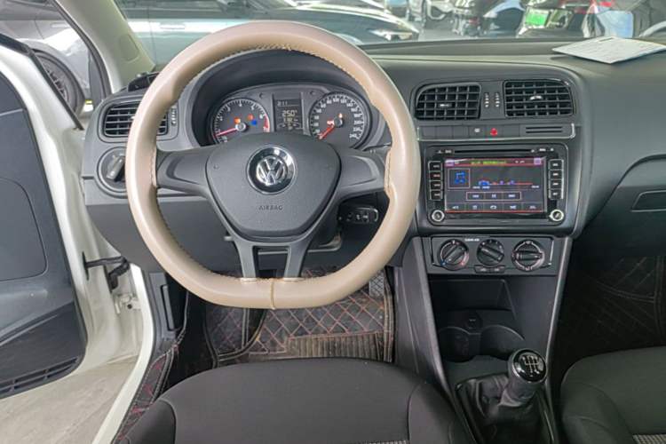 Used Volkswagen Polo 2016 1.4L Manual Fashion Model Steering Wheel