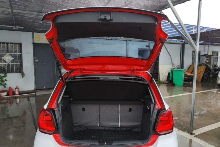Used Volkswagen Polo 2016 1.6L Automatic Comfort Model Trunk
