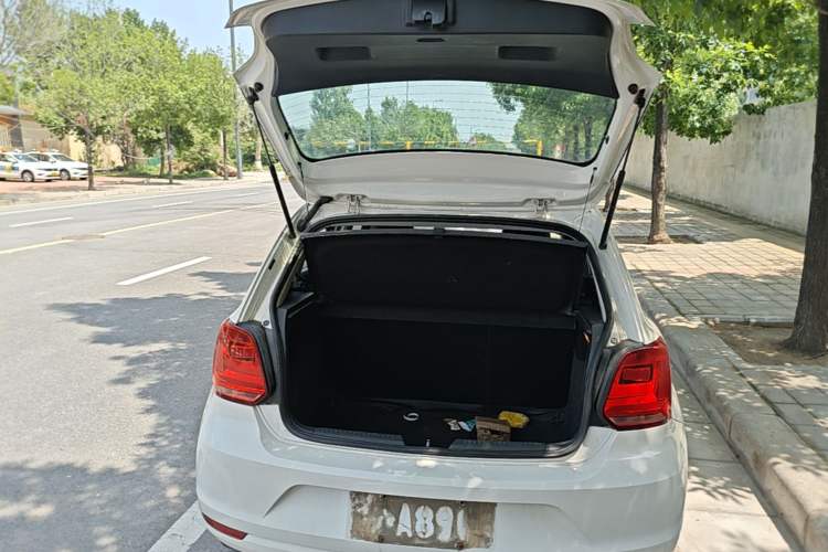 Used Volkswagen Polo 2016 1.4L Manual Fashion Model Trunk