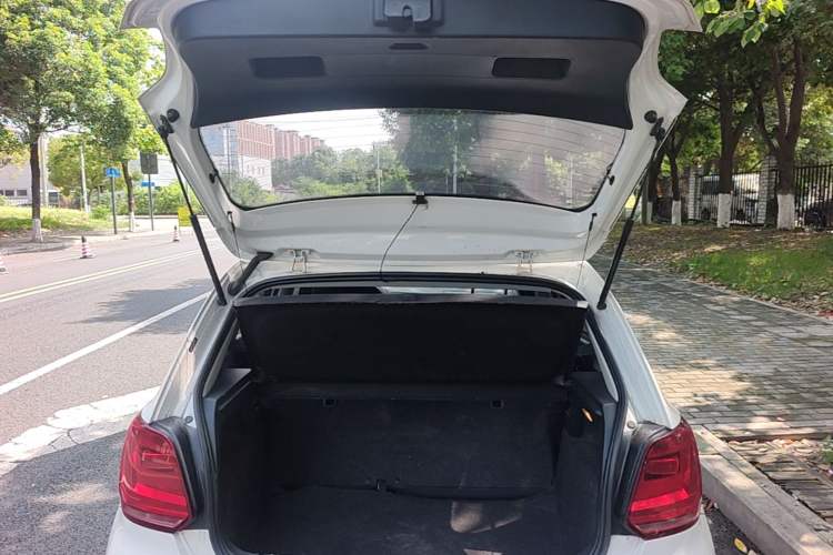 Used Volkswagen Polo 2016 1.4L Manual Fashion Model Trunk