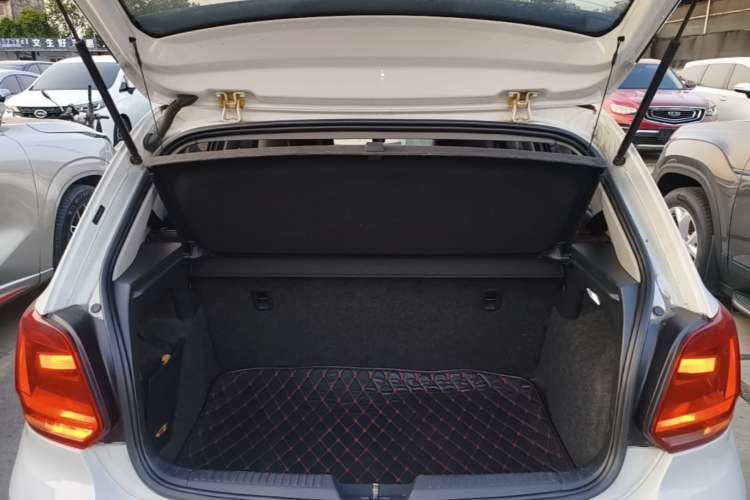 Used Volkswagen Polo 2016 1.4L Manual Fashion Model Trunk