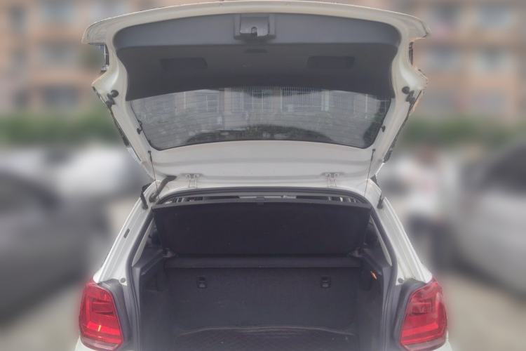 Used Volkswagen Polo 2016 1.4L Manual Fashion Model Trunk