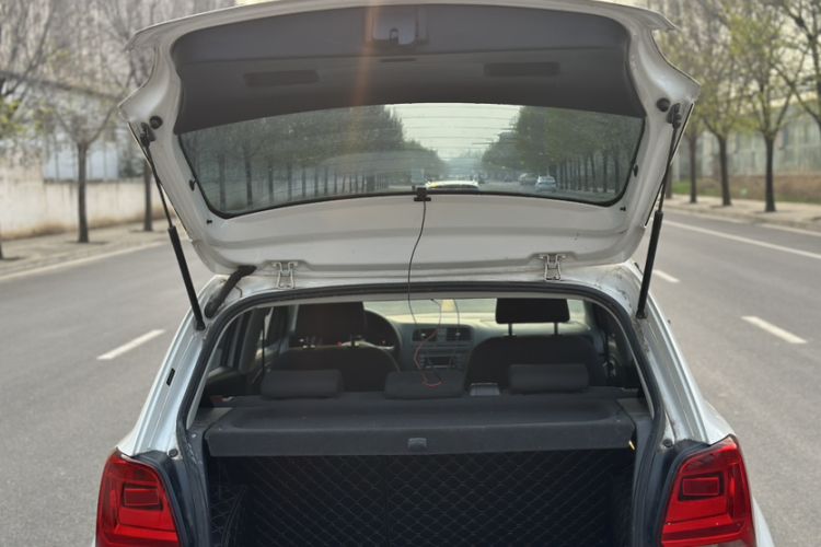 Used Volkswagen Polo 2016 1.4L Manual Fashion Model Trunk