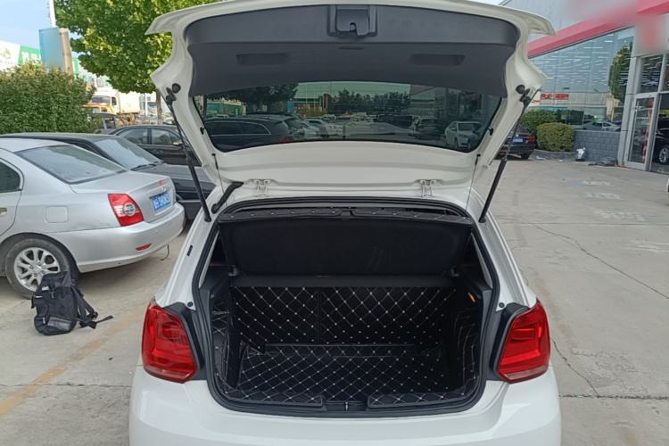 Used Volkswagen Polo 2016 1.4L Manual Fashion Model Trunk