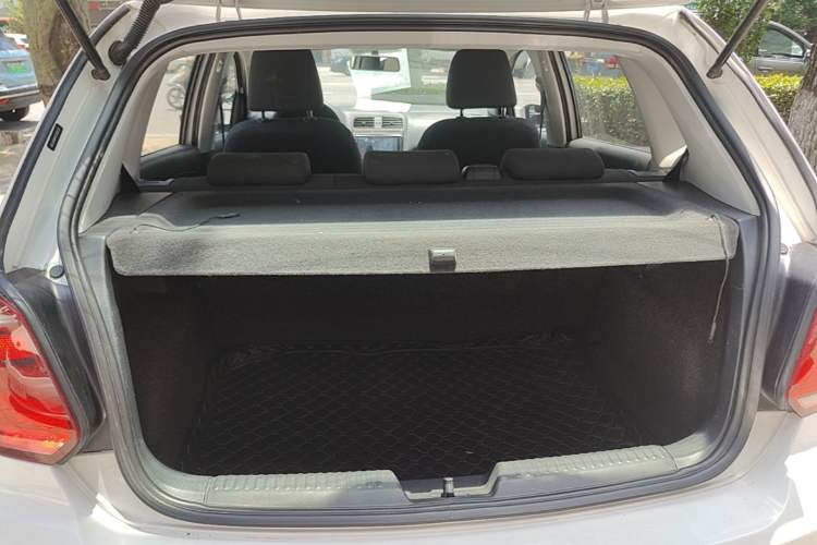 Used Volkswagen Polo 2016 1.4L Manual Fashion Model Trunk
